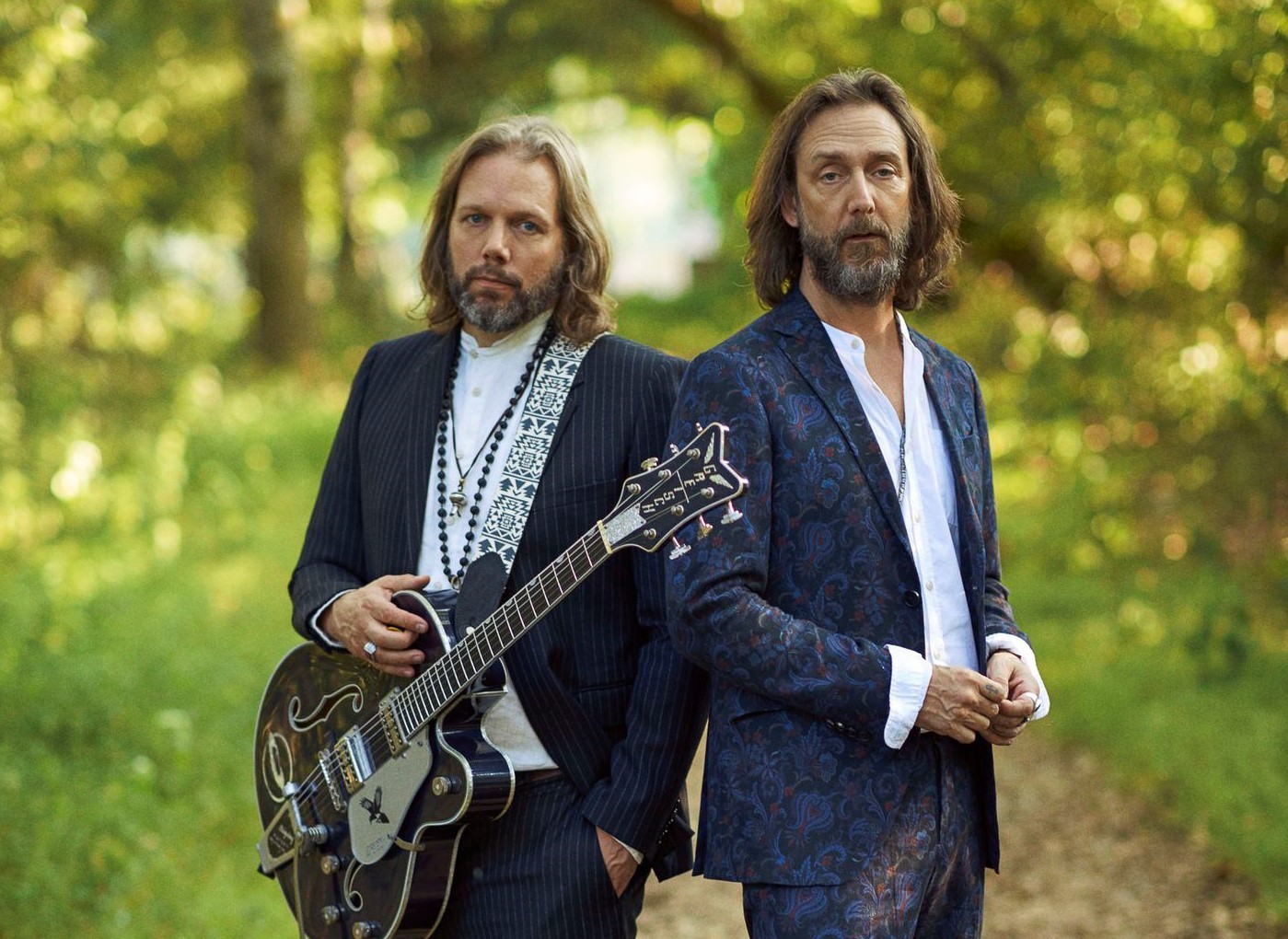 Chris Robinson a Rich Robinson predviedli skladby The Black Crowes