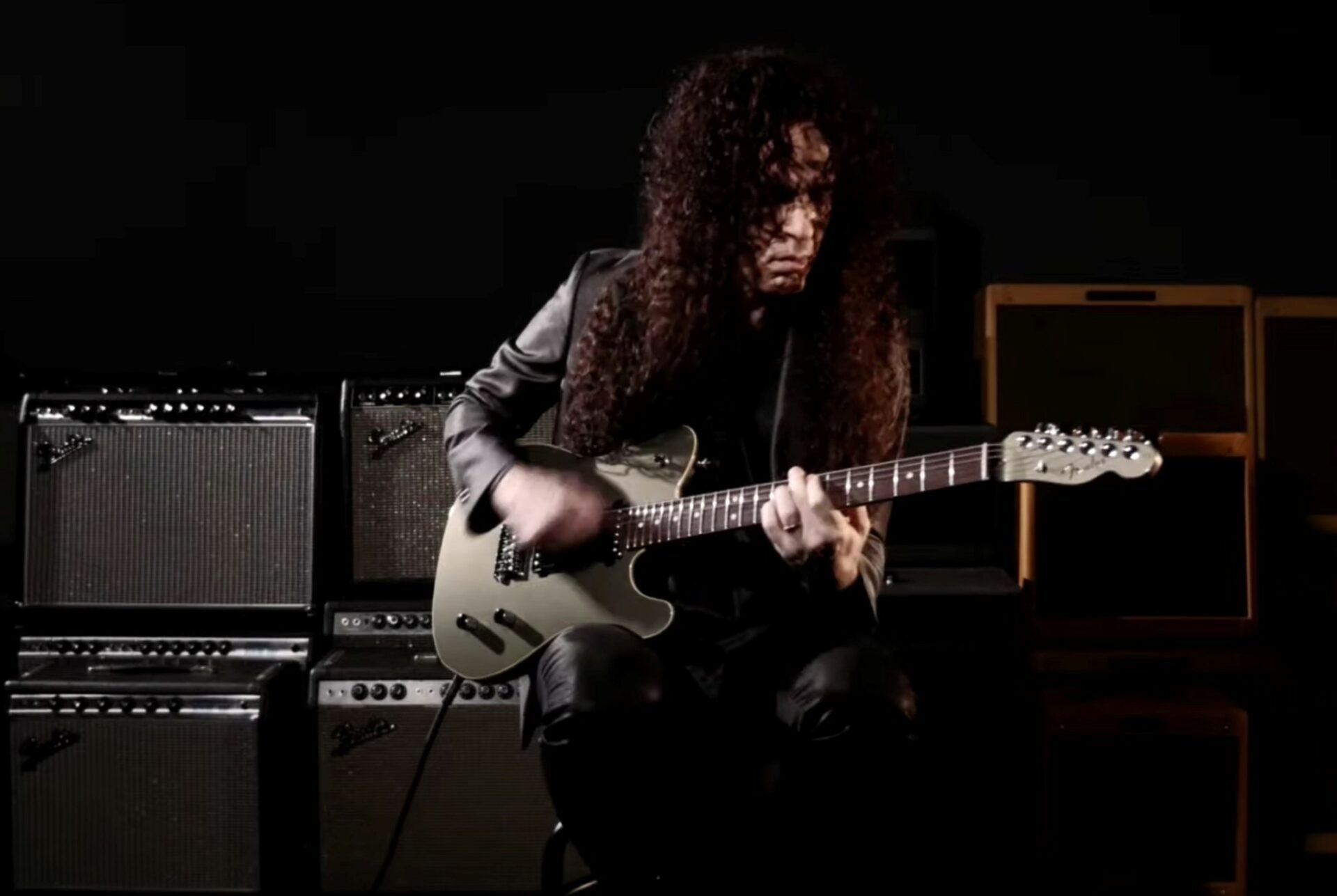 Marty Friedman shreduje na Fendere 'Made In Japan Modern Series'