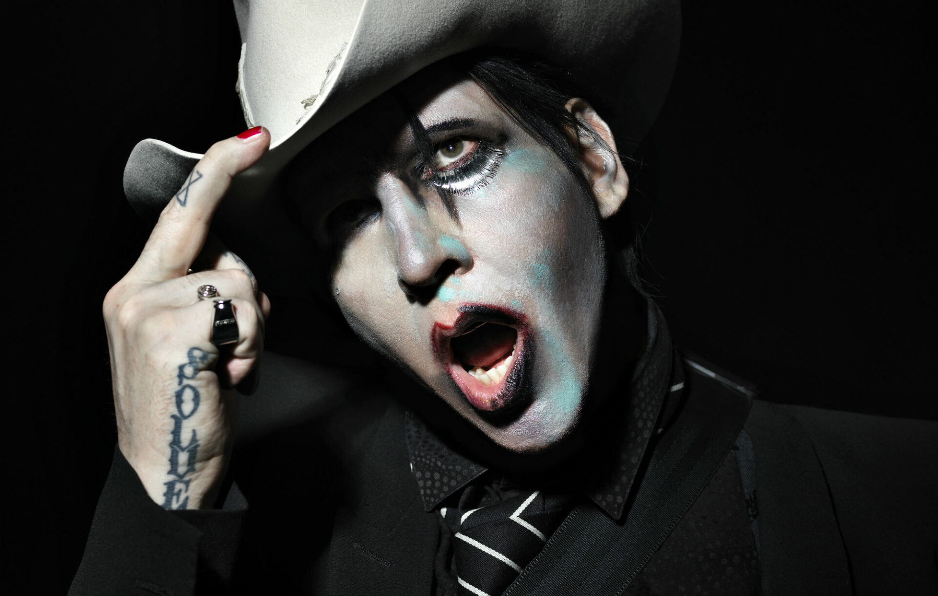 Marilyn Manson vydal nový album We Are Chaos