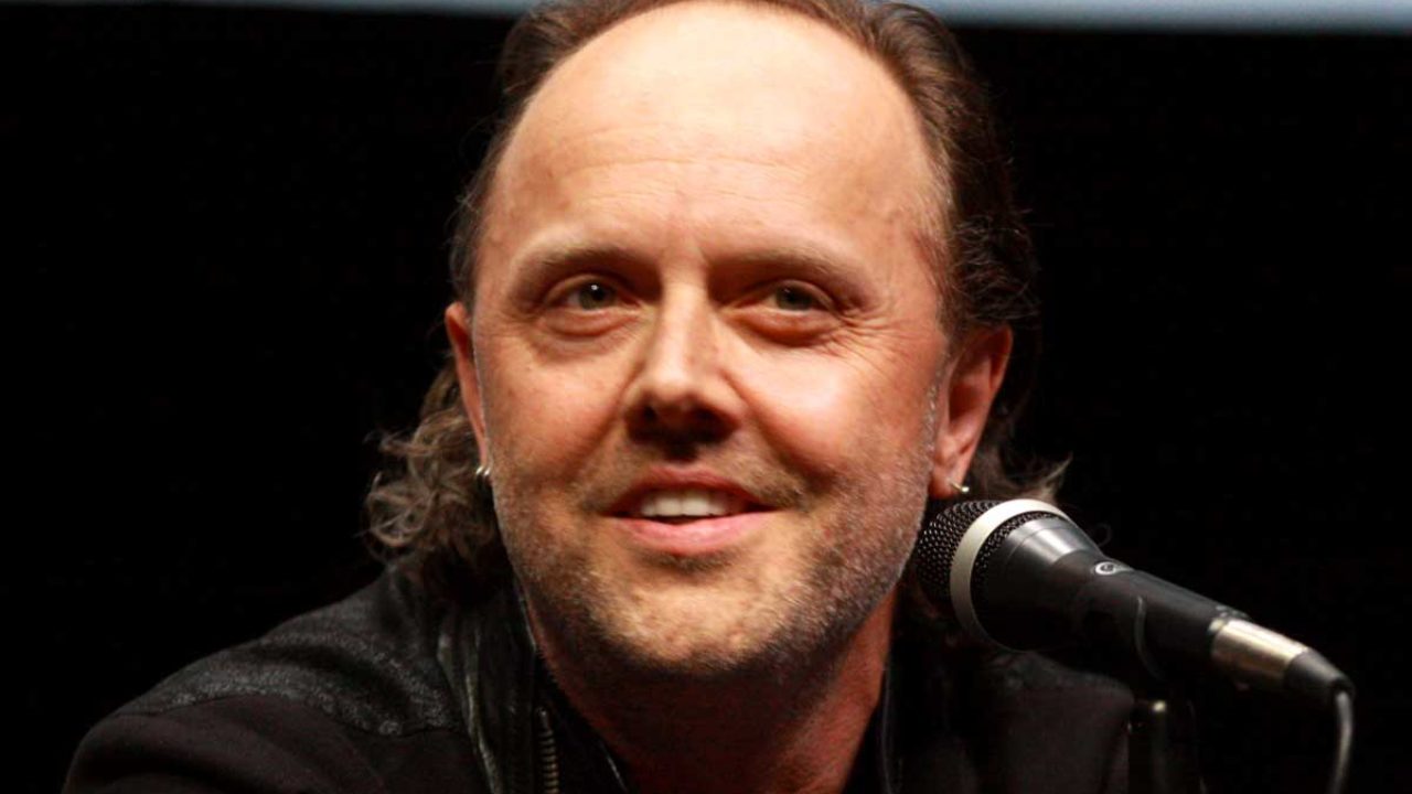 Lars Ulrich poukazuje na skladbu Metalliky